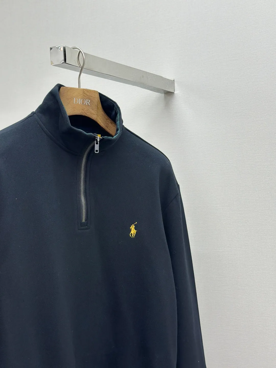 P370 Ralph Lauren colorful embroidered turtleneck sweatshirt. Customized elegant fine cotton velvet material. Soft and silky, comfortable and skin-friendly. It is based on low-saturated brown-red and incorporates a hint of purple mystery. The exquisite colorful pony logo jumps into burgundy. It has its own focus and is fully recognizable. Simple and smooth lines outline the overall outline. The design of the half-zipper is sublimated. The leather tab of the zipper head is distressed and retains slight raw edges. It hides unintentional beauty in the name of design. Create a new fashionable realm for sweatshirts. Process 1: Adopt imported machine embroidery technology. Use advanced computer control systems and precision mechanical components to realize pony mark embroidery operations with high precision and smooth and delicate lines. Process 2: The fabrics are washed and have a better hand feel. Not easy to deform, not easy to shrink, not easy to fade, and maintain long-term beauty. Accessories: Customized Ralph Lauren zipper. Customized Ralph Lauren trademark. Version: Fitted version. Size: S M L XL
